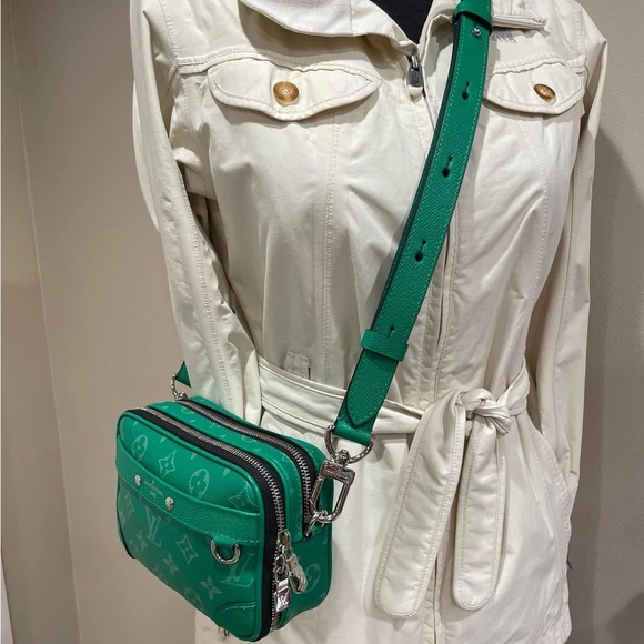 Louis Vuitton Authentic Alpha Wearable Wallet Bag in
Taigarama (Unisex) - Picture 15 of 16